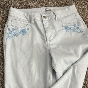 d.jeans skinny jeans with cute embroidery!